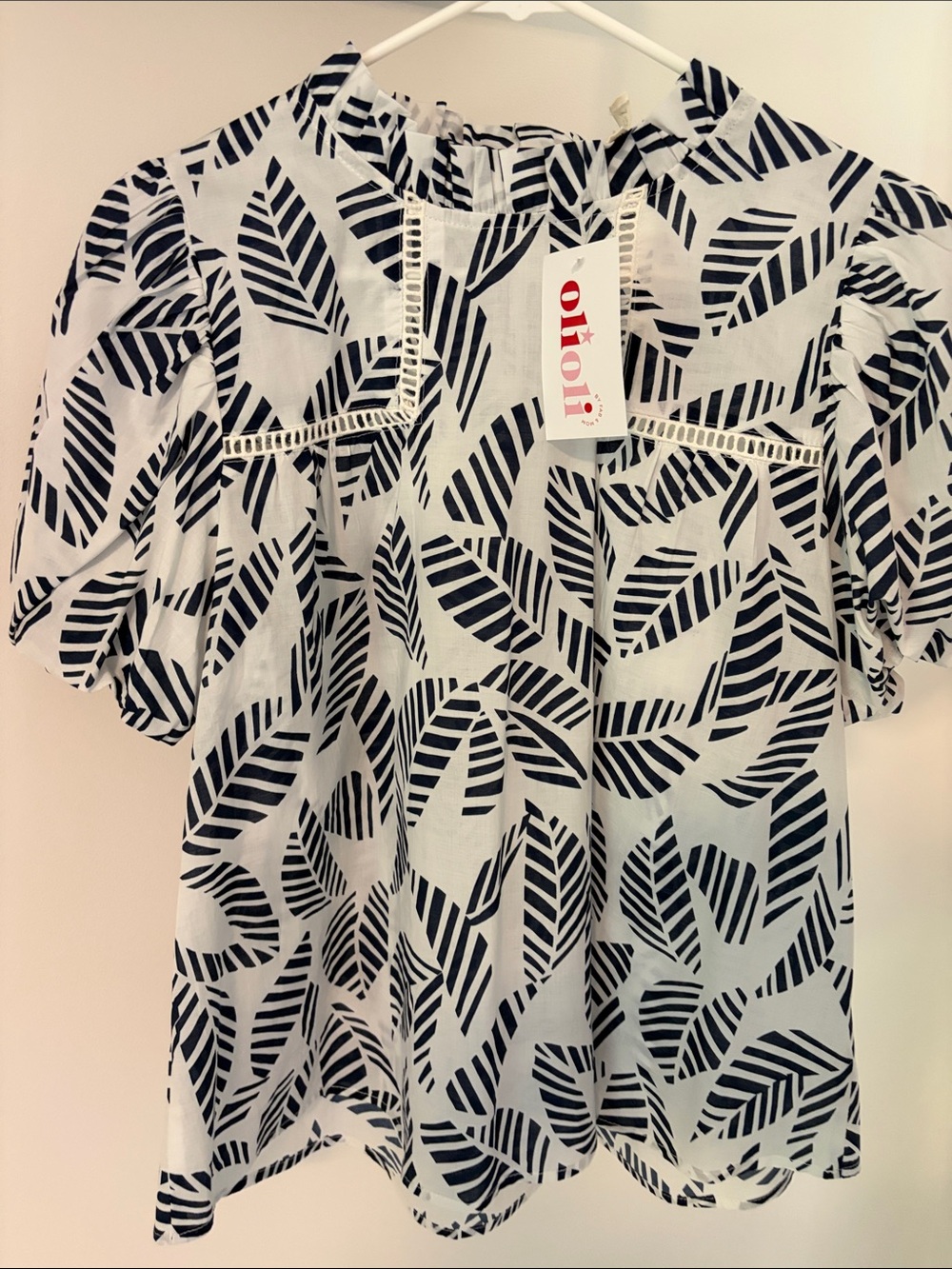 JODIFL White and Black Leaf-Print Puff-Sleeve Blouse